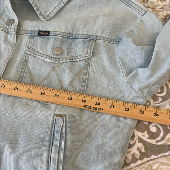 Wrangler Denim Jean Jacket sz L/XL NWOT light wash crop fringe waist button up - Picture 5 of 9